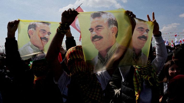 Manifestantes kurdos muestran banderas con el rostro de Ocalan en Estambul.