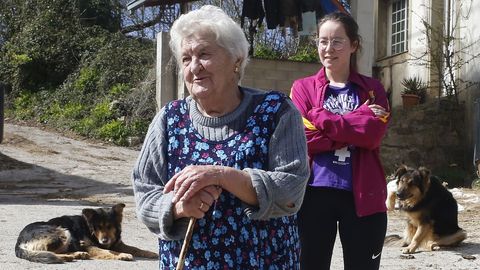 A Dominga no le ha cambiado mucho la vida. A su nieta Sandra, en cambio, le queda estudiar en casa la oposición e ir sacar las vacas.