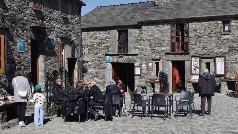 Ya es temporada alta de peregrinos en O Cebreiro: <span lang=