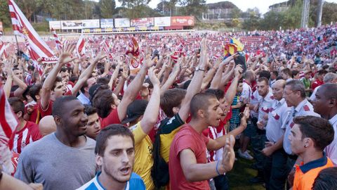 Los miembros de seguridad intentaron contener a los aficionados del Girona despus de los incidentes ocurridos en los ltimos minutos del encuentro. La aficin tambin aplaudi a sus jugadores por la espectacular temporada que han realizado
