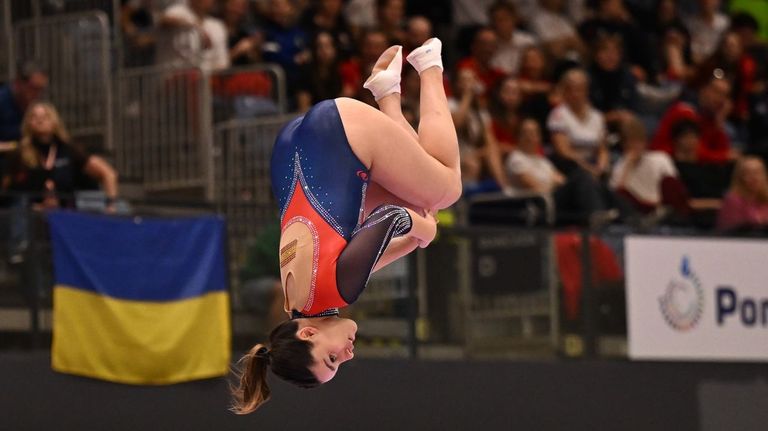 Uxía Rodríguez se cuelga la plata júnior por equipos en el Campeonato de Europa de Gimnasia de Trampolín