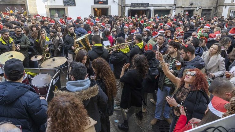 El vermú despega tímido y el «tardeo» se consolida como protagonista de la Nochebuena compostelana