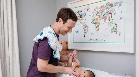 Zuckerberg cambiadno los paales a su hija. 