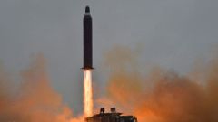 Lanzamiento de un misil balstico superficie de medio largo-alcance cohete Hwasong-10