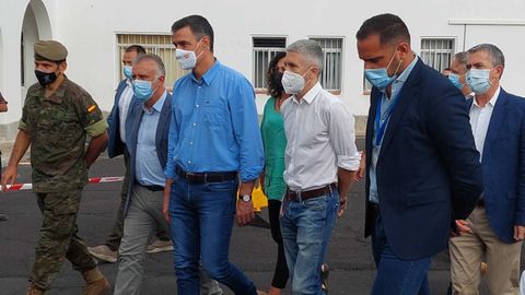 Predro Sánchez y Fernando Grande-Marlaska visitan uno de los centros que acogen a más de 175 evacuados por la erupción del volcán