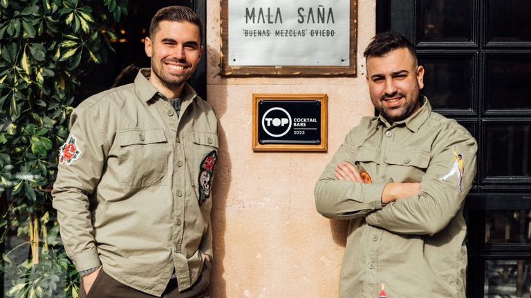 Saúl Vega e Iván Vázquez son los propietarios de Mala Saña, la coctelería ovetense que es de las mejores de España