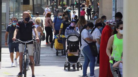 Decenas de personas pasean por una calle de Ceuta, que sufre un rebrote