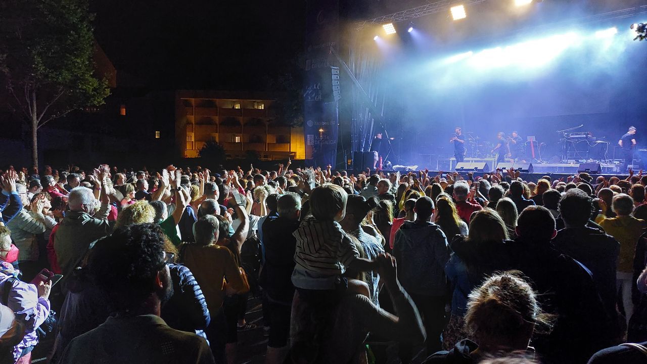 Ua multitud sigui el desembarco normando de Foz.La entrega del pblico fue clave en el Festival de la Luzdel ao pasado.