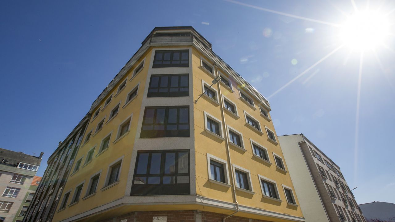 Un edificio de la plaza de la Cruz Roja de Carballo se dedicar� a alquileres.