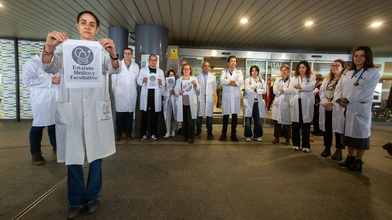 El primer día de huelga de médicos se dejó sentir más en los hospitales de Pontevedra que en primaria
