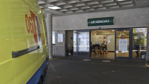 Entrada de urgencias del Hospital Clnico, en el que hay tres enfermos en la uci.