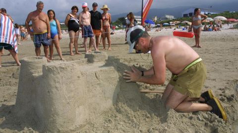 Imagen de archivo de un concurso internacional de castillos de arena en la playa de Arealonga