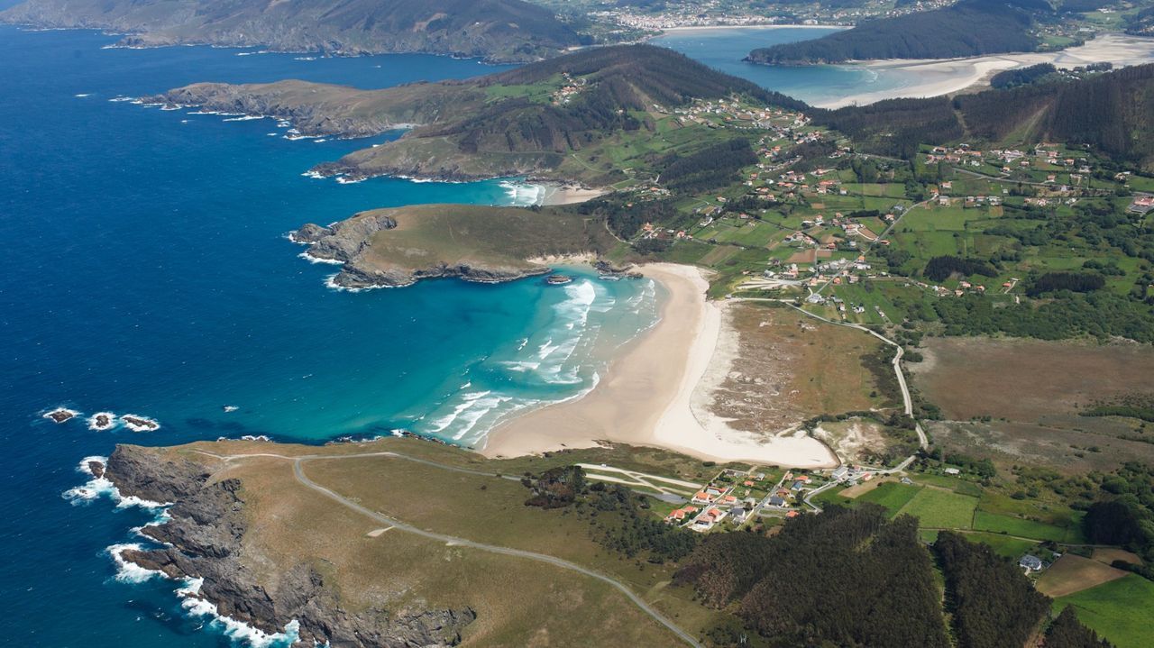Vista a�rea de la playa de Pant�n, en Valdovi�o.