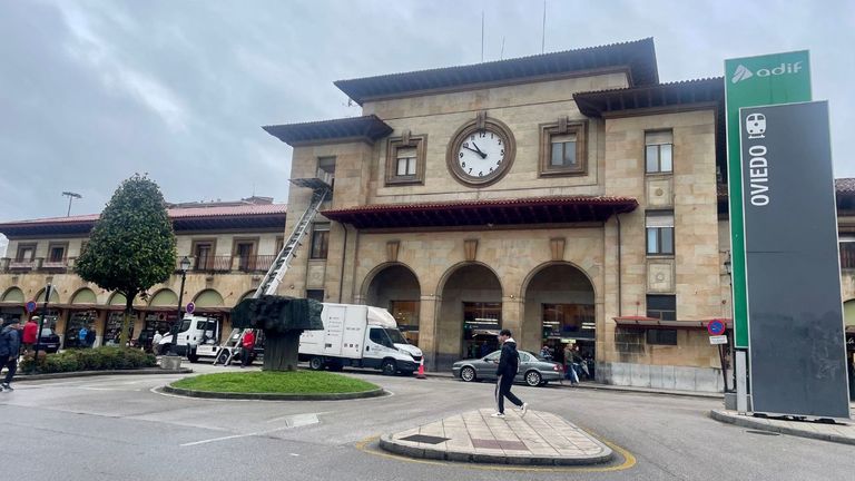 Una rotonda, varios cedas al paso, pasos de peatones y zonas de estacionamiento prohibido se suceden a las puertas de la estación de tren de Oviedo.