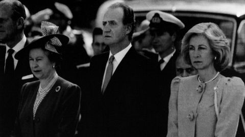 Los reyes de España, la reina Isabel II de Inglaterra y su esposo escuchan los himnos  nacionales durante la recepción a la monarca británica en el Palacio del Pardo, durante la visita de la monarca en el año 1988.