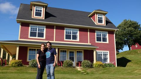 Pablo y Paula frente a la casa hotel en la que viven en Terranova, Canad