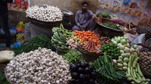 Un vendedor espera a los clientes en un mercado de Karachi, en Pakistn
