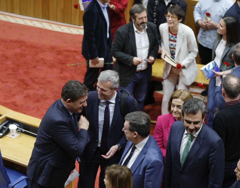 La falta de tensión electoral mantiene en equilibrio los dos bloques de la política gallega