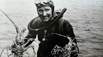 El investigador submarino belga Robert Stnuit posa condos langostas en la ra de Vigo. En la dcada de los 50, realiz varias expediciones en esta costa para topar un galen hundido en la Batalla de Rande.