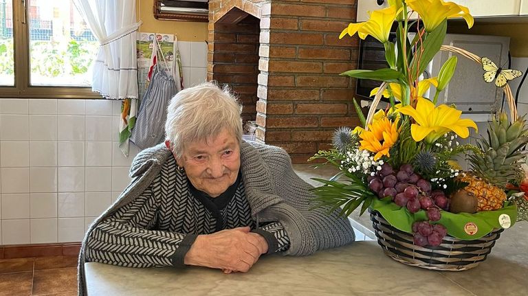 Josefa Pico, en una foto del año pasado con un regalo de cumpleaños