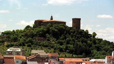 El castillo de San Vicente, junto con el monasterio benedictino de San Vicente do Pino, fueron la cuna del municipio lucense de Monforte de Lemos, convertidos hoy en Parador Nacional.