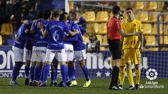 Los jugadores del Oviedo celebran el 0-1 de Borja Snchez