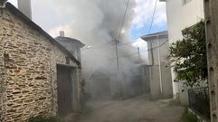 As vieron los vecinos el incendio que destruy una casa en Salcedo