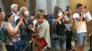 Visitantes, con y sin mascarilla, haciendo fotos en la Catedral de Santiago