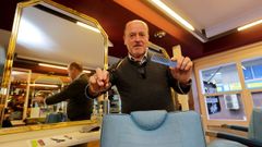 Carlos Lourido Trigo abrió hace medio siglo su salón de peluquería en A Coruña