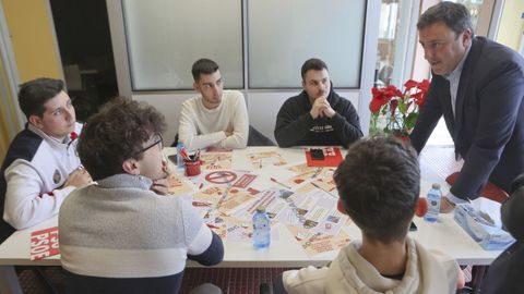 Con dirigentes de Xuventudes Socialistas antes de iniciar la reunión de la permanente del PSdeG, en la sede del partido en Santiago.