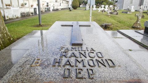 Tumba de la familia Franco en el cementerio municipal de Catabois.