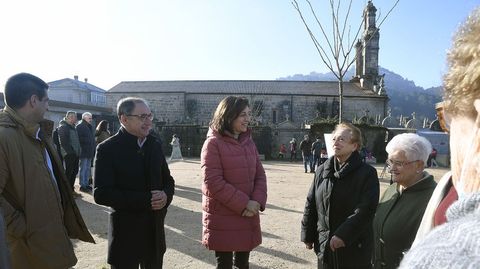 La conselleira de Medio Ambiente, Territorio e Vivenda, Ángeles Vázquez, visitó la urbanización de un espacio público en Outeiro da Cruz, A Arnoia