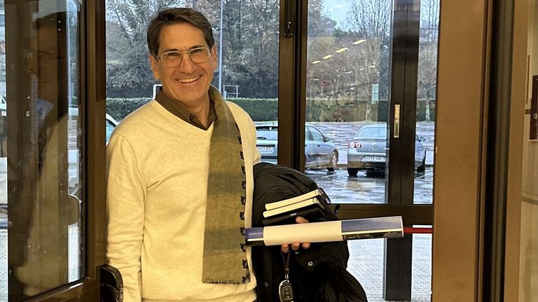 Carlos García Fernández, director del IES Luís Seoane de Pontevedra, se jubila tras 35 años como docente