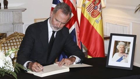 El rey firma en el libro de condolencias de la residencia del embajador del Reino Unido en España