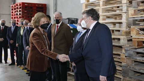Doa Sofa saludando al presidente del Banco de Alimentos de Ourense, Cecilio Santalices Mourille