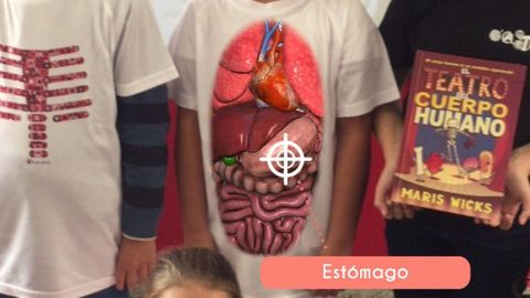 Los alumnos de lo un colegio de Valdoviño aprenden el cuerpo humano con camisetas de realidad virtual.