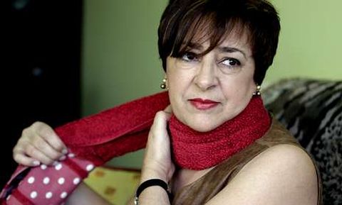 Cuando tiene dolor, Marina se enrolla una toalla en el cuello como si fuera un collarín.