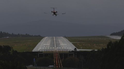 Un avión aterrizando en Santiago