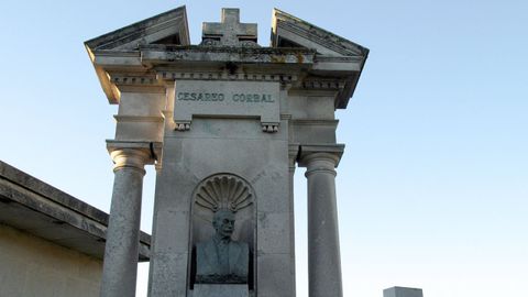 Monumento en la tumba del doctor Cesreo Corbal, en Pereir
