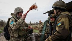 Un capelln castrense bendiciendo, este sbado, a los soldados ucranianos en las trincheras de Jrkov con motivo de la Pascua ortodoxa