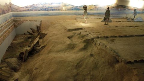 Interior de Salinae, donde se puede in situ parte de la salina de evaporación que ocupaba hace algo menos de dos mil años todo el Areal y Rosalía de Castro