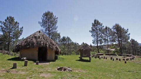 Campo Lameiro | Visita este parque rupestre y descubre cmo vivan los antiguos pobladores que hace 4.000 aos habitaban Galicia y sus petroglifos.