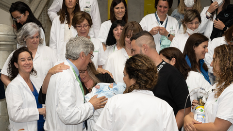 Tamara Franco se emociona con su hijo Jess en brazos mientras abraza al doctor Carmona.