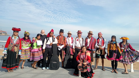 El grupo escolar�Kusi Kawsay frente a la playa de San Lorenzo