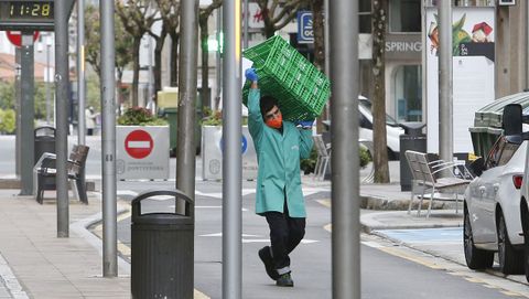 Un repartidor de alimentacin, por las calles de Pontevedra