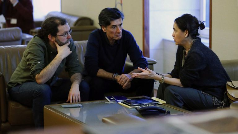 La consejera de Hacienda del Principado, Dolores Carcedo (d), el portavoz de Podemos, Emilio León (i) y el diputado de este partido, Enrique López (c), conversan durante el pleno de la Junta General