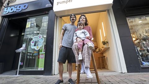 Diana Montero y Elas del Solar, en la puerta de su nuevo Pumper en la calle Gutirrez Mellado