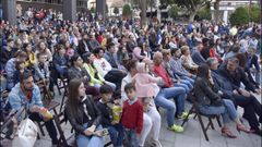 Bscate en la plaza del concello de Ribeira animando a Ana Peleteiro!