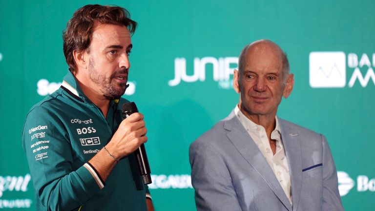 Fernando Alonso y Adrian Newey en su presentación con Aston Martin