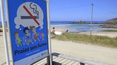 Cartel en la playa de A Fragata, quefue declarada playa sin humo en el 2019 junto a la de Esmelle.